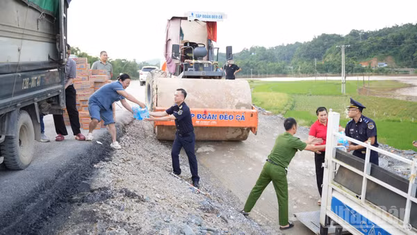 Hải quan cửa khẩu Tân Thanh vận chuyển nhu yếu phẩm hỗ trợ bà con nhân dân xã Kháng Chiến. (Ảnh: QUỐC ĐẠT)