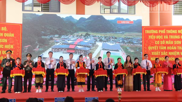 Các đại biểu thực hiện nghi thức khánh thành Trường phổ thông nội trú tiểu học và trung học cơ sở Mẫu Sơn, xã Mẫu Sơn. (Ảnh: QUỐC ĐẠT)