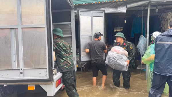Lực lượng quân sự Lạng Sơn hỗ trợ vận chuyển hàng hóa. (Ảnh: QSLS)