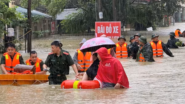 Lực lượng Công an Lạng Sơn hỗ trợ nhân dân ứng phó với diễn biến thời tiết xấu. (Ảnh: CALS)