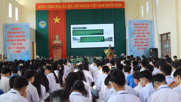 Hoạt động tuyên truyền pháp luật được Bộ đội Biên phòng triển khai trên địa bàn xã Ba Sơn. (Ảnh: VI TOÀN)