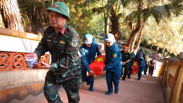 Di chuyển phần mộ các liệt sĩ tới Nhà chờ tại nghĩa trang Bản Trại. (Ảnh: DƯƠNG NGUYÊN)
