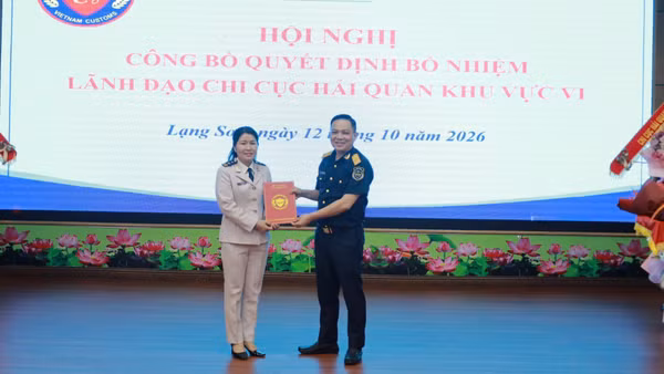 Lãnh đạo Cục Hải quan trao quyết định bổ nhiệm Phó Chi cục trưởng Chi cục Hải quan khu vực VI. (Ảnh: HẢI QUAN KHU VỰC VI)