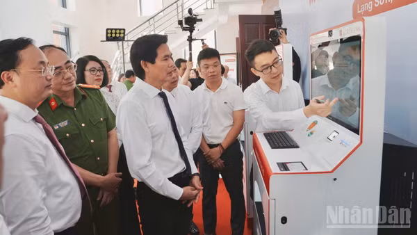 Đồng chí Bí thư Tỉnh ủy Lạng Sơn trực tiếp trải nghiệm "Trạm dịch vụ công số".