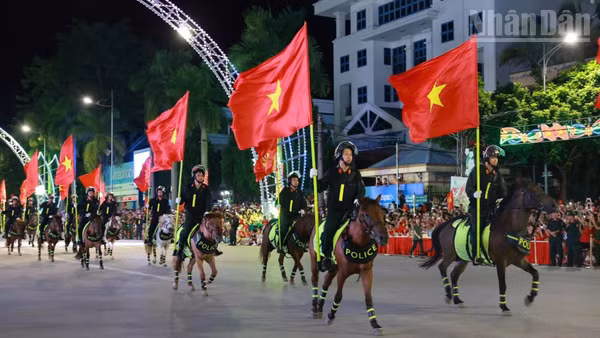 Phần biểu diễn của Đoàn Kỵ binh thuộc Bộ Tư lệnh Cảnh sát cơ động, Bộ Công an là điểm nhấn của chương trình. (Ảnh: QUỐC ĐẠT)