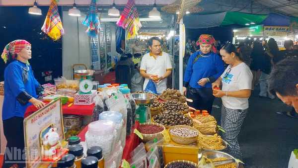 Người dân tham quan khu trưng bày sản phẩm đặc trưng của Cao Bằng.