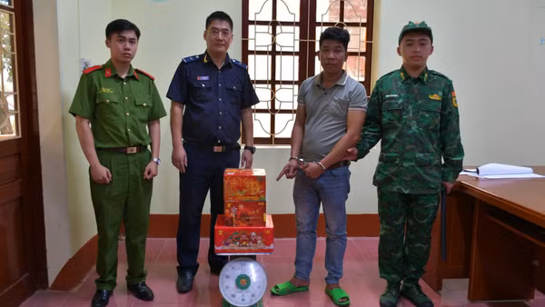Các lực lượng chức năng bắt giữ đối tượng Đào. (Ảnh: LÝ NHẤT)