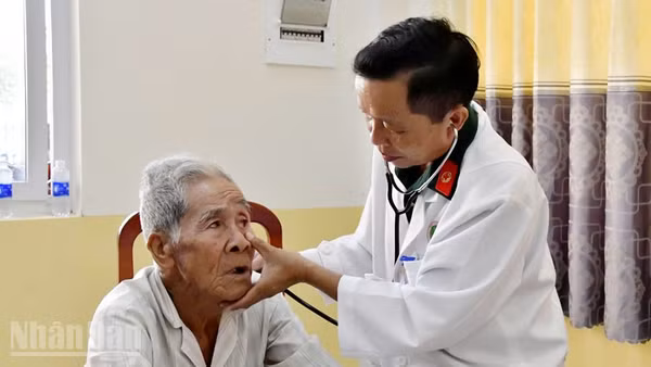Bác sĩ Bệnh viện Quân y 121 đã khám bệnh cho người dân xã Đông Hưng.