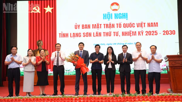 Lãnh đạo Tỉnh ủy, Ban Thường vụ Tỉnh ủy Lạng Sơn chúc mừng Tân Chủ tịch Ủy ban Mặt trận Tổ quốc Việt Nam tỉnh Lạng Sơn. (Ảnh: QUỐC ĐẠT)