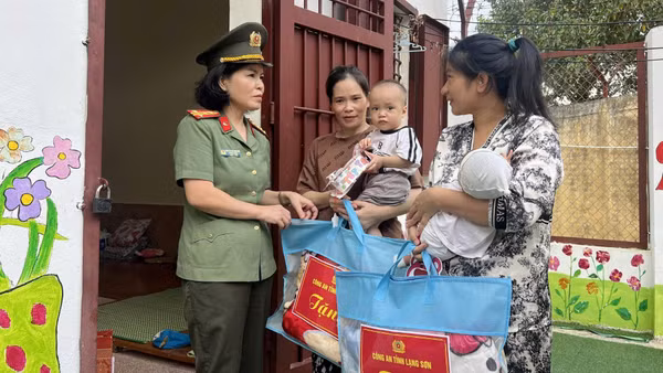 Đồng chí Đại tá Nguyễn Thị Minh Phú, Trưởng phòng Công tác chính trị, Công an tỉnh Lạng Sơn thăm hỏi các phạm nhân. (Ảnh: Sầm Nguyên)