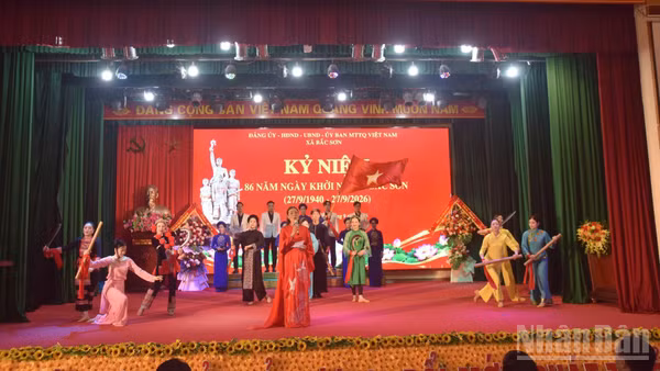 Tiết mục văn nghệ chào mừng tại lễ kỷ niệm. (Ảnh: DOÃN TUẤN)