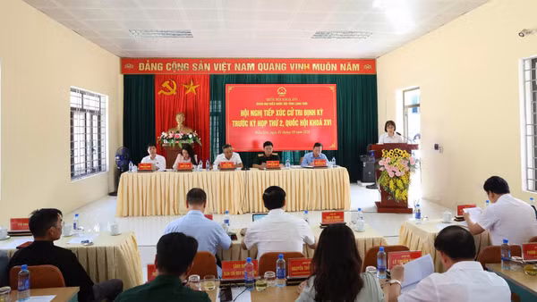 Đồng chí Trần Sỹ Thanh và Đoàn Đại biểu Quốc hội tỉnh Lạng Sơn tổ chức Hội nghị tiếp xúc cử tri tại xã Mẫu Sơn. (Ảnh: DƯƠNG DUYÊN)