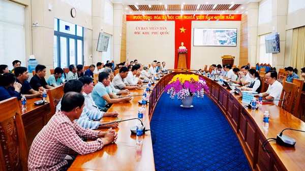 Chủ tịch Ủy ban nhân dân Đặc khu Phú Quốc Trần Minh Khoa đối thoại trực tiếp với 25 hộ dân đại diện cho các gia đình có đất ảnh hưởng bởi dự án thi công đường gom song hành dọc tuyến Đường 975 (khu phố Đường Bào). (Ảnh: HOÀNG DUNG)