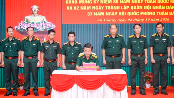 Đại tá Nguyễn Việt Thắng, Chính ủy Bộ Chỉ huy Quân sự tỉnh An Giang ký xác nhận thi đua. (Ảnh: PHƯƠNG VŨ)