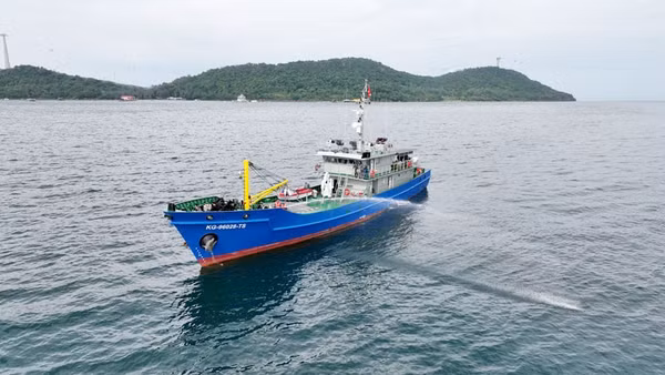 Tàu KG-96028-TS, Hải đội dân quân thường trực tỉnh An Giang thực hành xử trí tình huống cháy nổ trên tàu. (Ảnh: NGUYỄN KHOA)