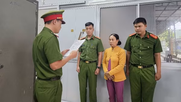 Cơ quan Cảnh sát điều tra thi hành lệnh bắt bị can để tạm giam đối với Lê Thị Viên. (Ảnh: Công an tỉnh An Giang)