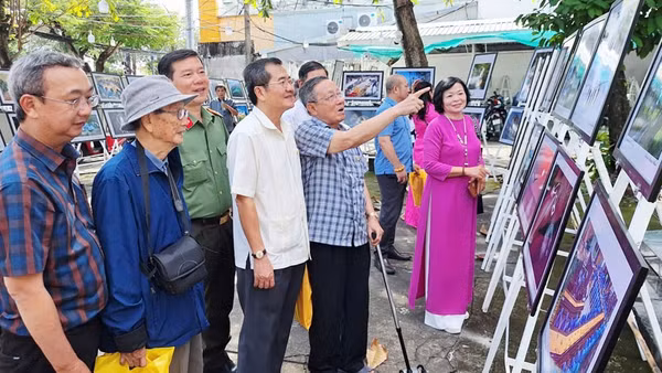 Đại biểu tham quan Triển lãm ảnh nghệ thuật với chủ đề "Dấu ấn thời gian". (Ảnh: TRƯƠNG MINH ĐIỀN)