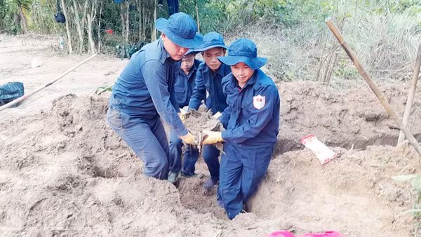 Đội K93 thực hiện tìm kiếm, cất bốc hài cốt liệt sĩ. (Ảnh: PHƯƠNG VŨ)