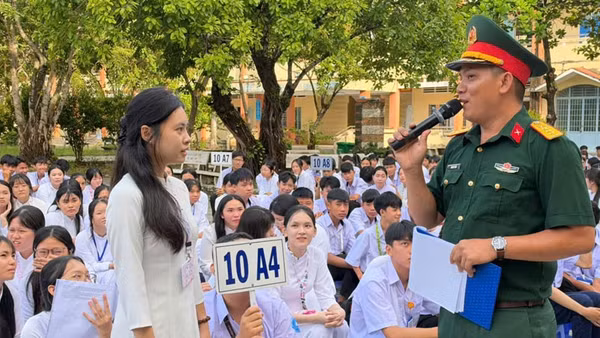 Tiểu đoàn 519 tuyên truyền, phổ biến, giáo dục pháp luật và cấp tờ gấp tuyên truyền pháp luật cho học sinh Trường trung học phổ thông Nguyễn Thần Hiến, phường Hà Tiên. (Ảnh: PHƯƠNG VŨ) 