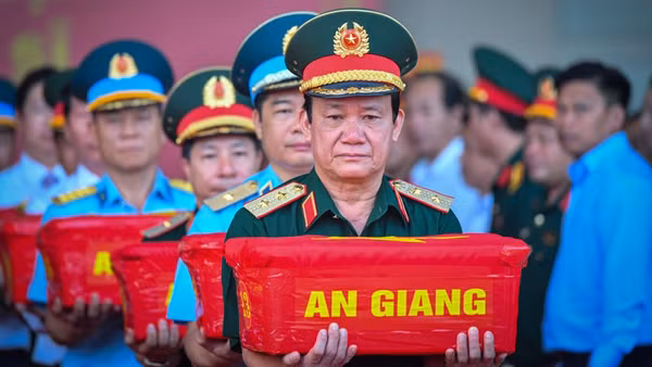 Trung tướng Hồ Văn Thái, Chính ủy Quân khu 9 trực tiếp nâng thùng mẫu hài cốt liệt sĩ trong nghi thức vận chuyển, bàn giao phục vụ giám định ADN. (Ảnh: PHƯƠNG VŨ)