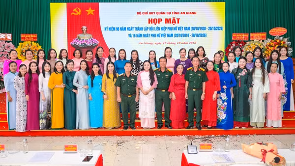 Thủ trưởng Bộ Chỉ huy quân sự tỉnh An Giang chụp ảnh lưu niệm cùng cán bộ hội viên Hội phụ nữ cơ quan Bộ Chỉ huy quân sự tỉnh. (Ảnh: PHƯƠNG VŨ)