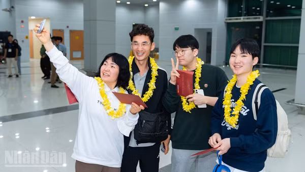 Du khách đến Phú Quốc. (Ảnh: QUỐC TRINH)