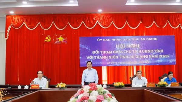 Ủy viên Trung ương Đảng, Chủ tịch Ủy ban nhân dân tỉnh An Giang Hồ Văn Mừng phát biểu tại hội nghị đối thoại với thanh niên năm 2026. (Ảnh: VĂN SĨ)