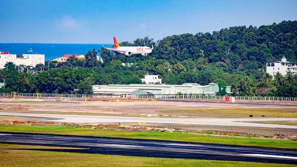 Chuyến bay 9G1955 của Sun PhuQuoc Airways từ Thành phố Hồ Chí Minh hạ cánh xuống đường băng số 2, trở thành chuyến bay thương mại đầu tiên khai thác công trình. (Ảnh: CTV)