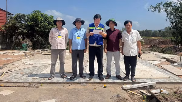 Lực lượng chức năng thông qua các quyết định cưỡng chế. (Ảnh: CTV)