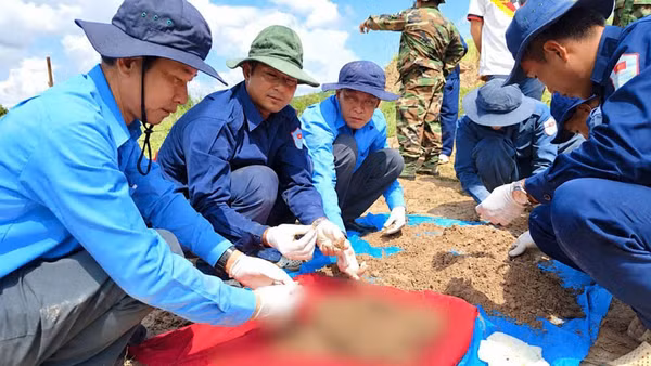 Đội K92 (Bộ Chỉ huy Quân sự tỉnh An Giang) tiếp tục tìm kiếm, quy tập được 5 bộ hài cốt liệt sĩ tại tỉnh Kép (Vương quốc Campuchia). (Ảnh: PHƯƠNG VŨ)
