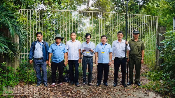 Lực lượng chức năng đặc khu Phú Quốc thông qua quyết định cưỡng chế đất vi phạm. (Ảnh: HOÀNG DUNG)