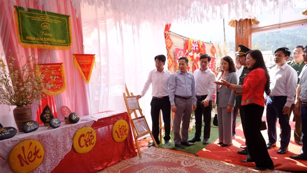 Các đại biểu chấm trang trí trại của các thôn trên địa bàn xã Ba Sơn tại Ngày hội.