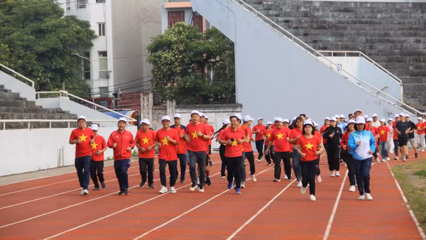 Các đại biểu tham gia chạy bộ tại sự kiện. (Ảnh: QUỐC ĐẠT) 