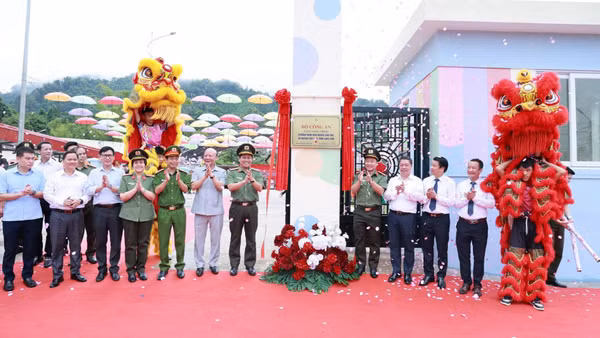 Các đại biểu thực hiện nghi thức gắn biển công trình. (Ảnh: Sầm Nguyên)