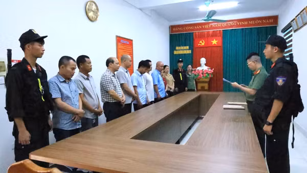 Cơ quan An ninh điều tra Công an tỉnh Lạng Sơn thi hành quyết định khởi tố bị can, lệnh bắt bị can để tạm giam đối với các đối tượng.