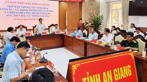 Chủ tịch Ủy ban nhân dân tỉnh An Giang Hồ Văn Mừng phát biểu.