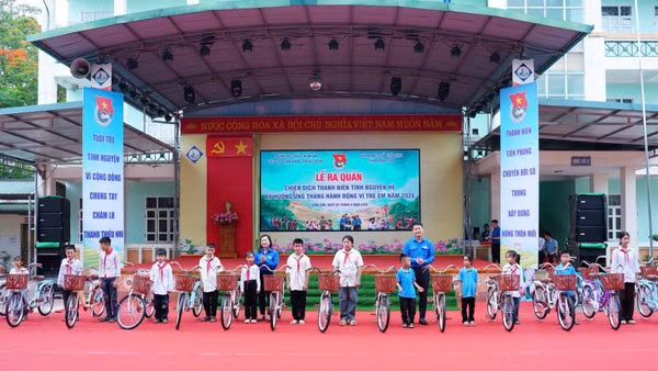 Đại diện Ban Tổ chức trao xe đạp tặng học sinh, thanh thiếu nhi có hoàn cảnh khó khăn tại các xã Kháng Chiến, Quốc Việt.