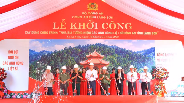 Các đại biểu thực hiện nghi thức khởi công tại buổi lễ. (Ảnh: ANH KHOA)