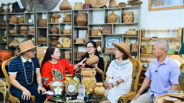 Xã Phú Nghĩa tổ chức livestream quảng bá sản phẩm OCOP, sản phẩm làng nghề. (Ảnh: KIM THOA)
