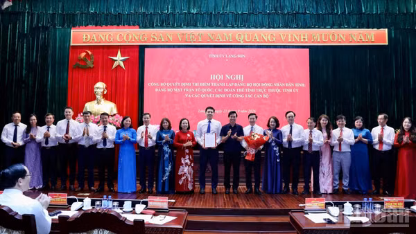 Lãnh đạo Tỉnh ủy Lạng Sơn chúc mừng đồng chí Bí thư Đảng ủy Mặt trận Tổ quốc, các đoàn thể tỉnh, nhiệm kỳ 2025-2030. (Ảnh: THÀNH NAM)