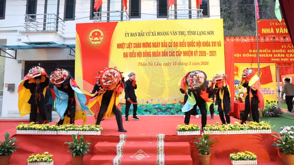 Các tiết mục múa sư tử mèo đặc sắc của tỉnh Lạng Sơn tại điểm bầu cử thôn Nà Lầu, xã Hoàng Văn Thụ.