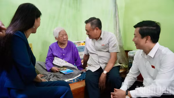 Đồng chí Trần Sỹ Thanh, Ủy viên Bộ Chính trị, Bí thư Trung ương Đảng, Chủ nhiệm Ủy ban Kiểm tra Trung ương thăm và tặng quà Mẹ Việt Nam Anh hùng tại tỉnh Lạng Sơn.