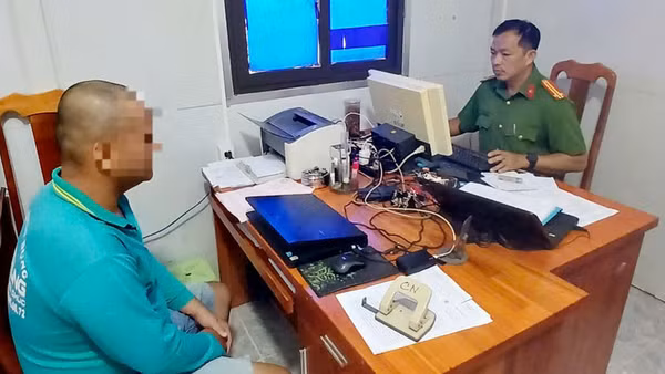 Công an phường Vĩnh Tế làm việc với P.T.T, làm rõ nội dung phản ánh gửi đến Trang Thông tin điện tử Công an tỉnh An Giang. (Ảnh: Công an An Giang)
