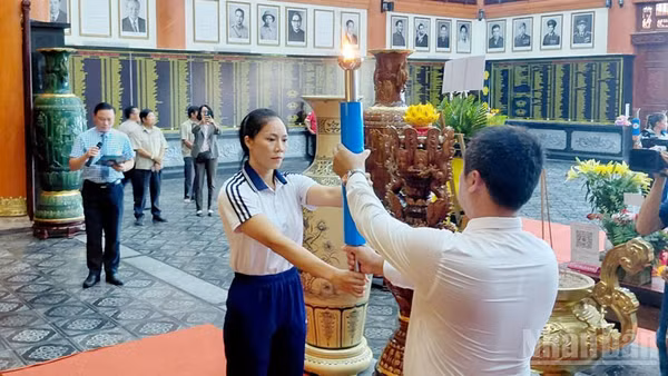 Nghi thức rước đuốc truyền thống. (Ảnh: CTV). 