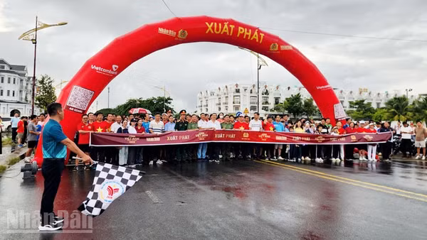 Đông đảo cán bộ, chiến sĩ Công an, Quân sự, công chức, viên chức và nhân dân An Giang tích cực tham gia hưởng ứng đi bộ. (Ảnh: QUỐC TRINH)