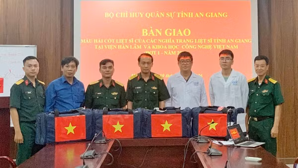 Ban Chỉ đạo 515 tỉnh An Giang bàn giao mẫu ADN hài cốt liệt sĩ. (Ảnh: PHƯƠNG VŨ)