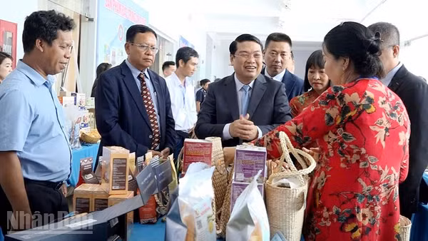 Lãnh đạo tỉnh An Giang tham dự Hội chợ Thương mại Quốc tế Tịnh Biên-An Giang 2026. (Ảnh: QUỐC TRINH)