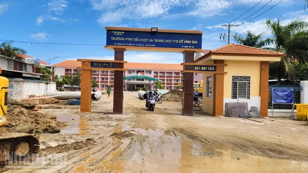 Trường nội trú liên cấp tiểu học-trung học cơ sở Vĩnh Gia sắp hoàn thành. (Ảnh: QUỐC TRINH)