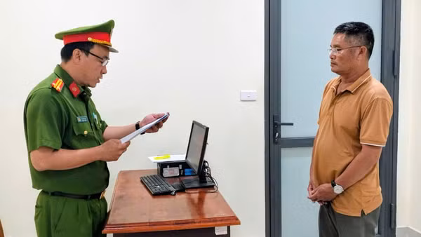 Cơ quan điều tra tống đạt quyết định khởi tố bị can Hoàng Văn Dương. (Ảnh: CÔNG AN TỈNH AN GIANG).