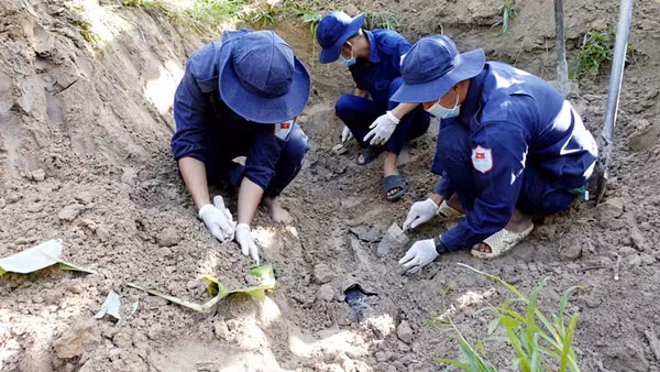 Đội K92 cẩn trọng đào bới tìm kiếm hài cốt liệt sĩ tại ấp Rẫy Mới, xã Kiên Lương. (Ảnh: PHƯƠNG VŨ)